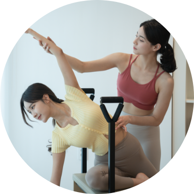 ピラティスする女性