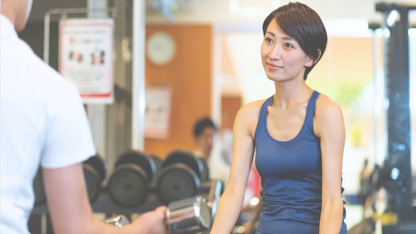筋トレする女性
