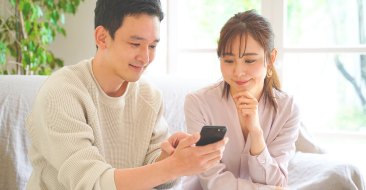 お問い合わせをする男女